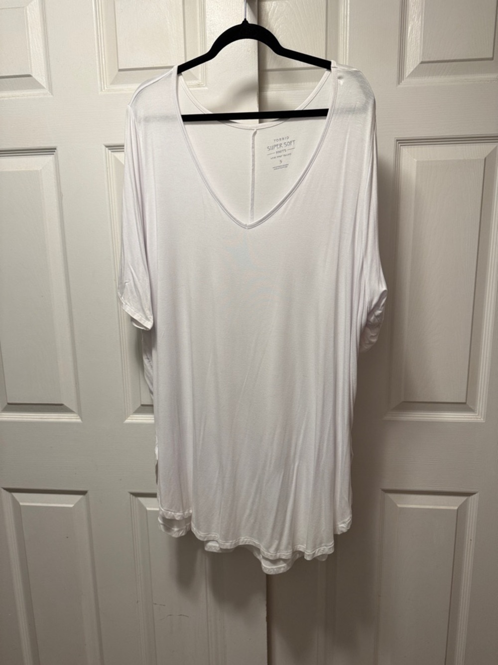 torrid size 5 White V-Neck Lightweight Tunic Top